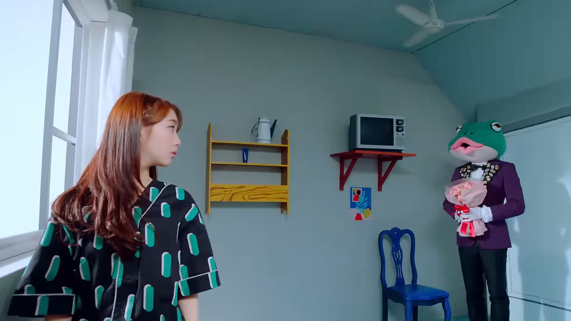 Yeojin looking at the frog in the bedroom.